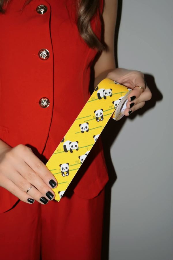 Rolo de bandagem elástica estampada em mãos, antes do preparo das faixas